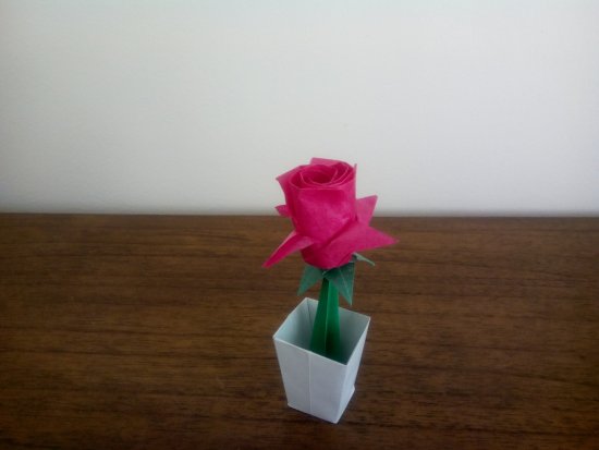 Rosa de Masahiro Ichikawa, Florero de Jo Nakashima, C&aacute;liz de Tadashi Mori